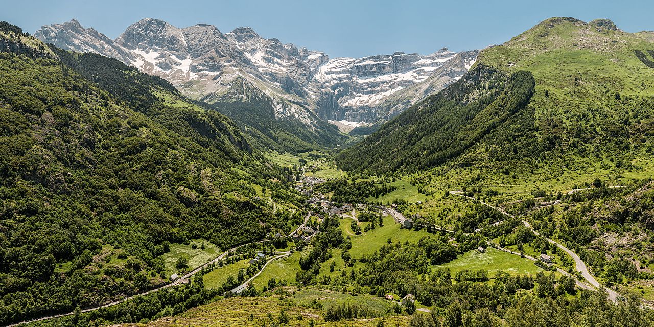 Gavarnie recti small Wikimedia Commons